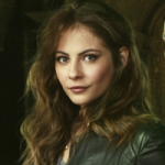 willa-holland-as-thea-photo